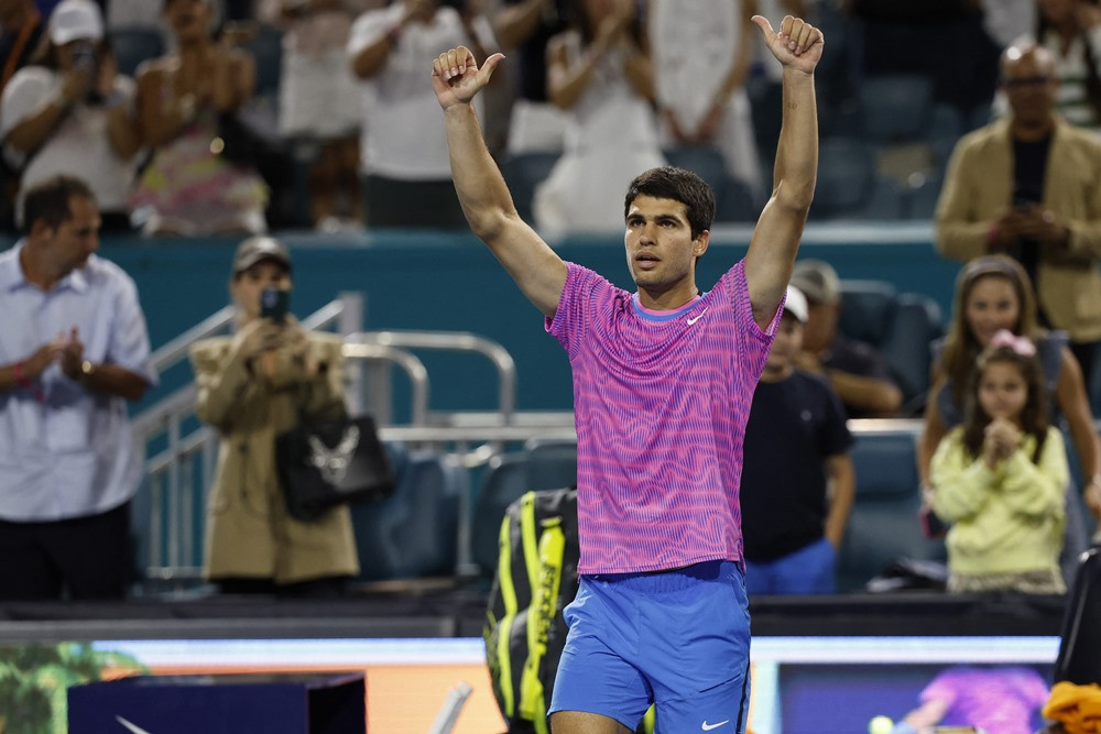 Carlos Alcaraz đoạt vé tứ kết Miami Open 2024