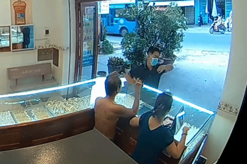 Công an Đồng Nai truy bắt kẻ ném tiền giả rồi cướp vàng bỏ chạy