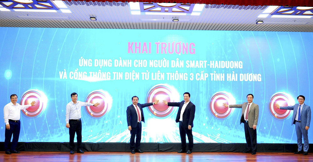 Các đại biểu bấm nút khai trương ứng dụng dành cho người dân Smart-HaiDuong và Cổng thông tin điện tử liên thông 3 cấp tỉnh Hải Dương