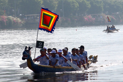 Hấp dẫn thuyền rồng rẽ sóng tranh tài giải đua truyền thống tỉnh Bình Định