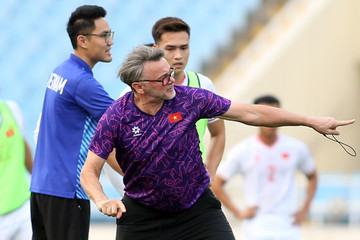 HLV Troussier hò hét khản cổ ở Mỹ Đình trước trận tái đấu Indonesia