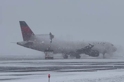 Máy bay Airbus A320 được 'rã đông' trong thời tiết băng giá
