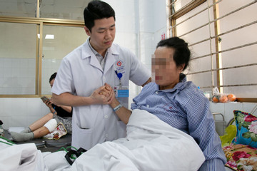 Vì sao 14 bác sĩ về Quảng Ninh làm việc chưa được nhận tiền hỗ trợ?