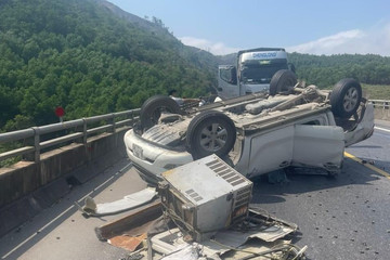 Xe bán tải lật ngửa trên cao tốc La Sơn - Tuý Loan, 2 người bị thương