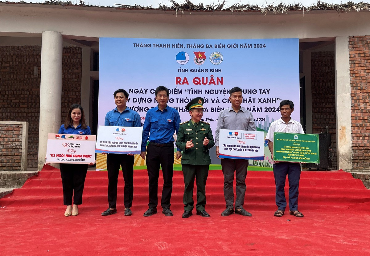 Ban tổ chức hỗ trợ xây dựng 2 “Ngôi nhà hạnh phúc”, tặng 2 suất quà cho già làng trưởng bản, hỗ trợ xây dựng 3 nhà tiêu hợp vệ sinh….jpg