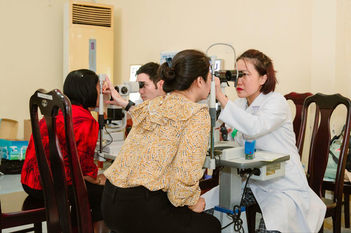 Bệnh viện Mắt Hà Nội cơ sở 2 khám miễn phí cho hơn 500 người dân ở An Giang