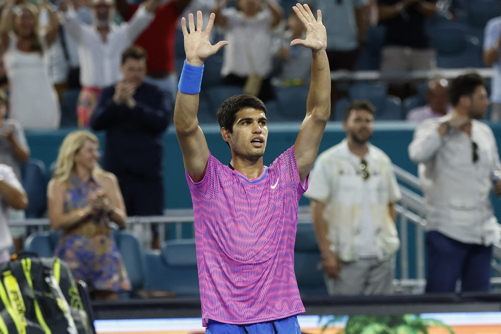 Carlos Alcaraz thẳng tiến tứ kết Miami Open 2024