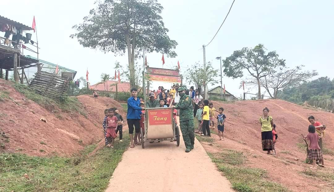 Chung tay làm vệ sinh môi trường ở các điểm trường. .jpeg
