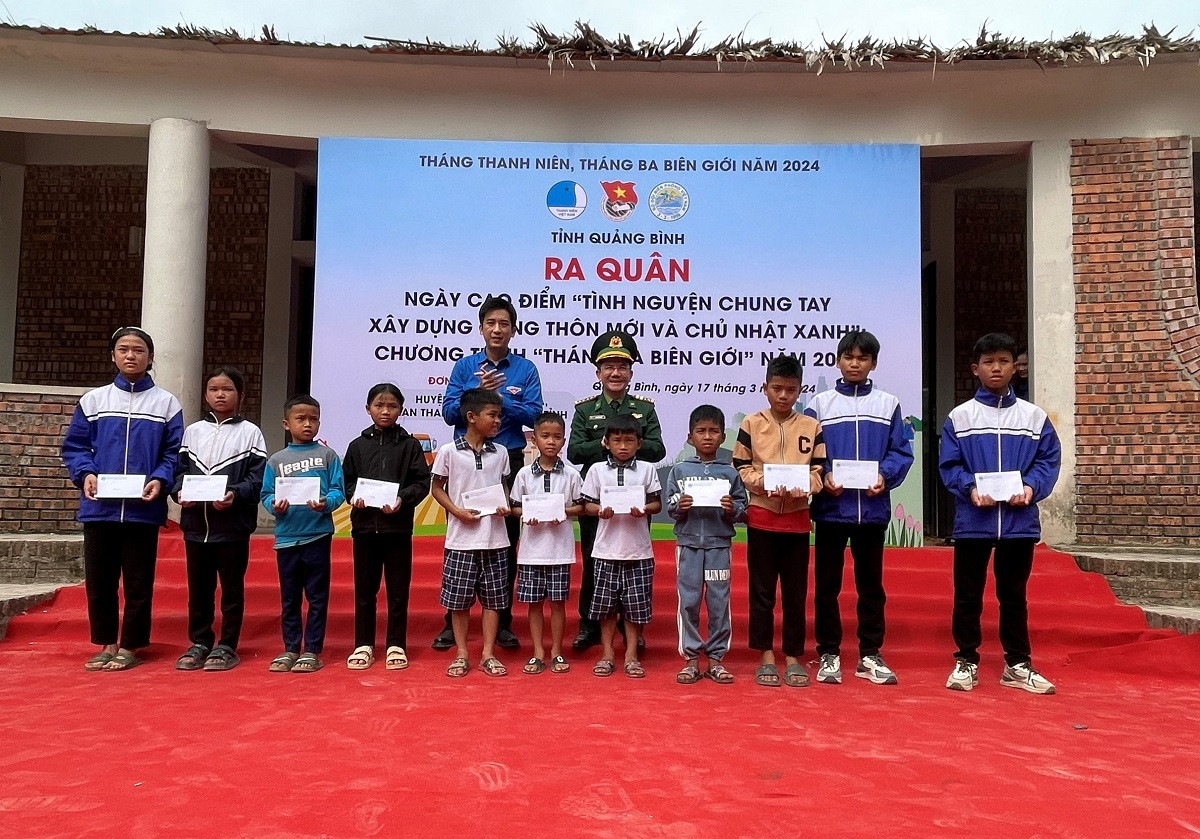 Đại diện lãnh đạo Tỉnh đoàn và Bộ Chỉ huy BĐBP tỉnh Quảng Bình trao học bổng “Nâng bước em tới trường” cho các em học sinh..jpg