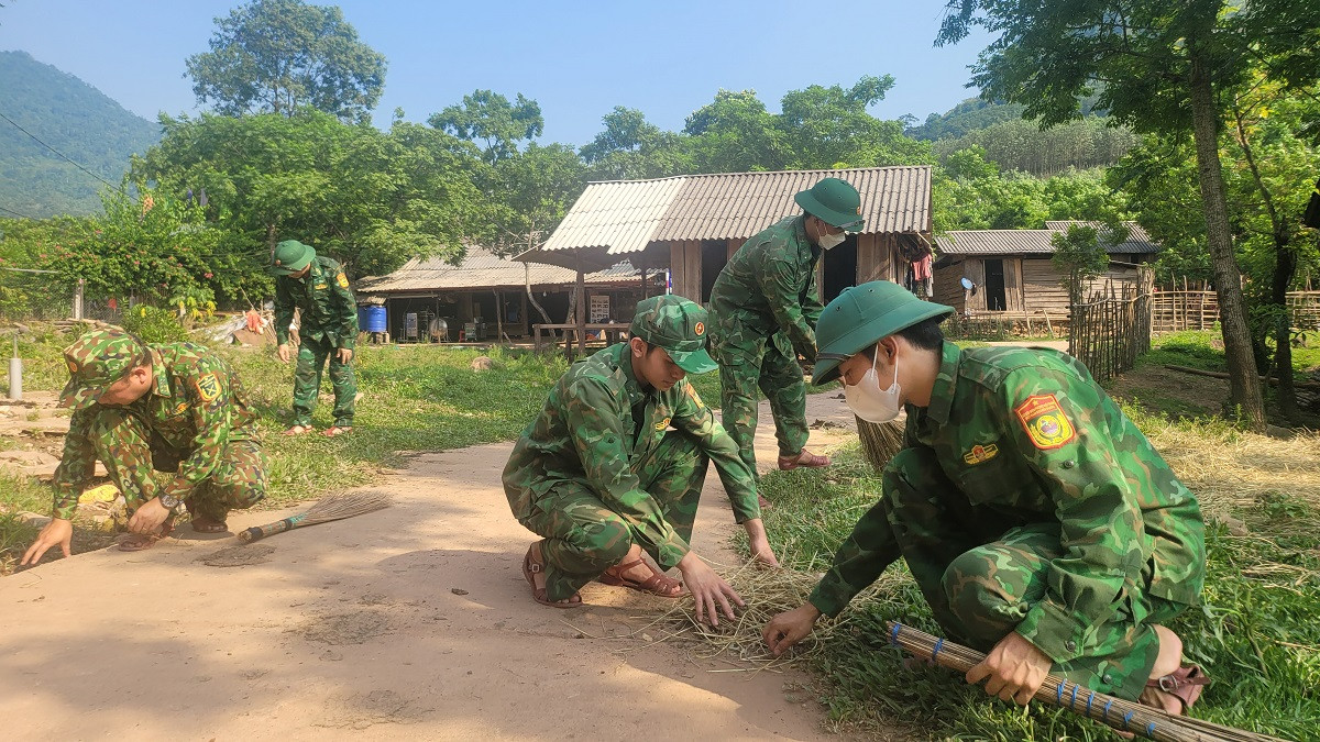 Lực lương BĐBP vệ sinh bản làng, cải tạo cảnh quan môi trường..jpg