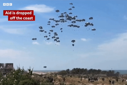 Nhiều người Palestine chết đuối khi lấy hàng viện trợ rơi xuống biển