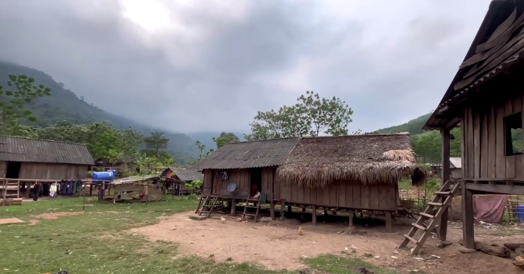 Những ngôi nhà sàn của bà con ở bản K-Ai.png