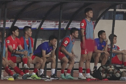 Quang Hải hết tức giận ném chai đến thất thần trên ghế dự bị trận thua Indonesia