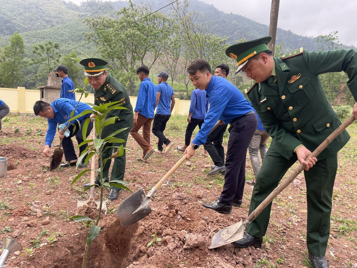 Trồng cây xanh tại khuôn viên nhà văn hóa cộng đồng bản K-Ai, xã Dân Hoá.jpg