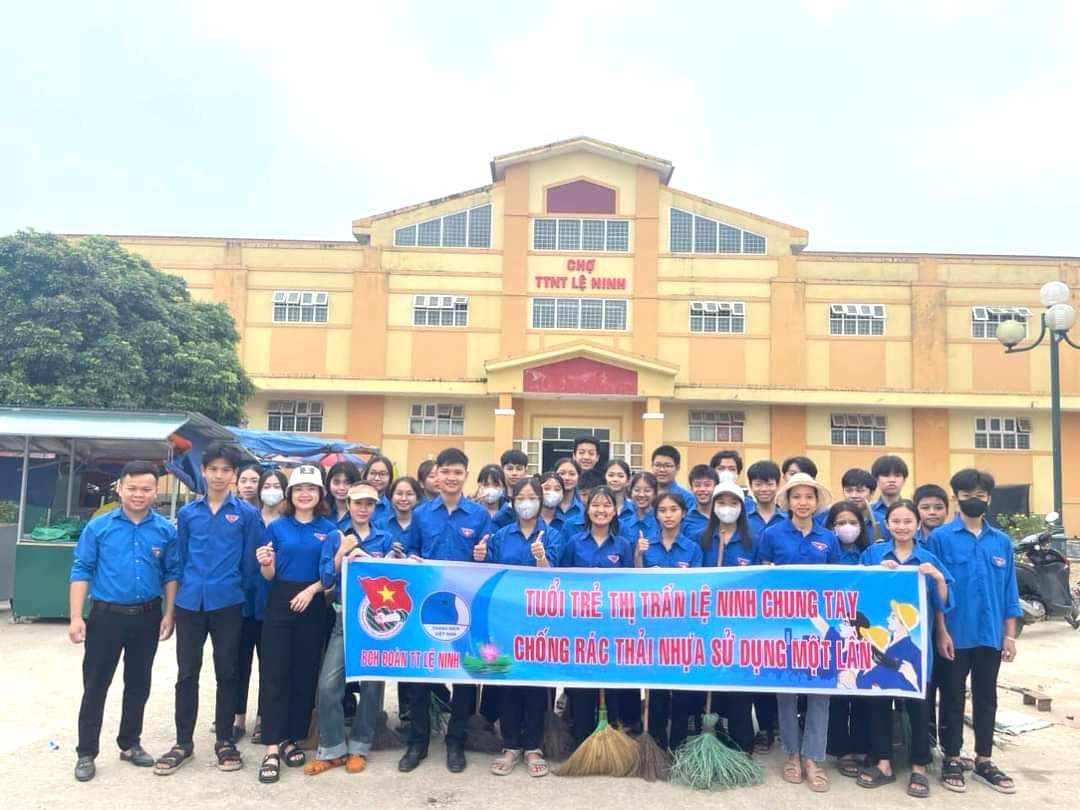 Tuổi trẻ Thị trấn Lệ Ninh, huyện Lệ Thủy chung tay chống rác thải nhựa sử dụng một lần. .jpeg