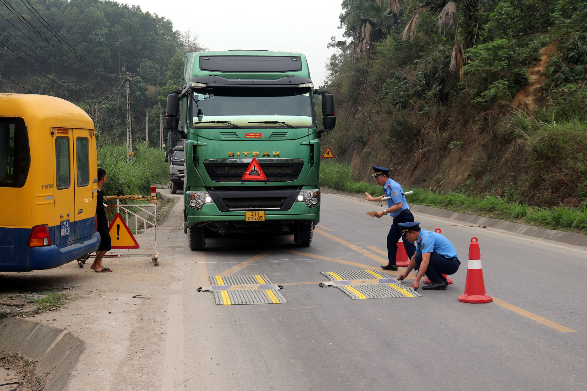 anh 2 xe qua tai.jpg