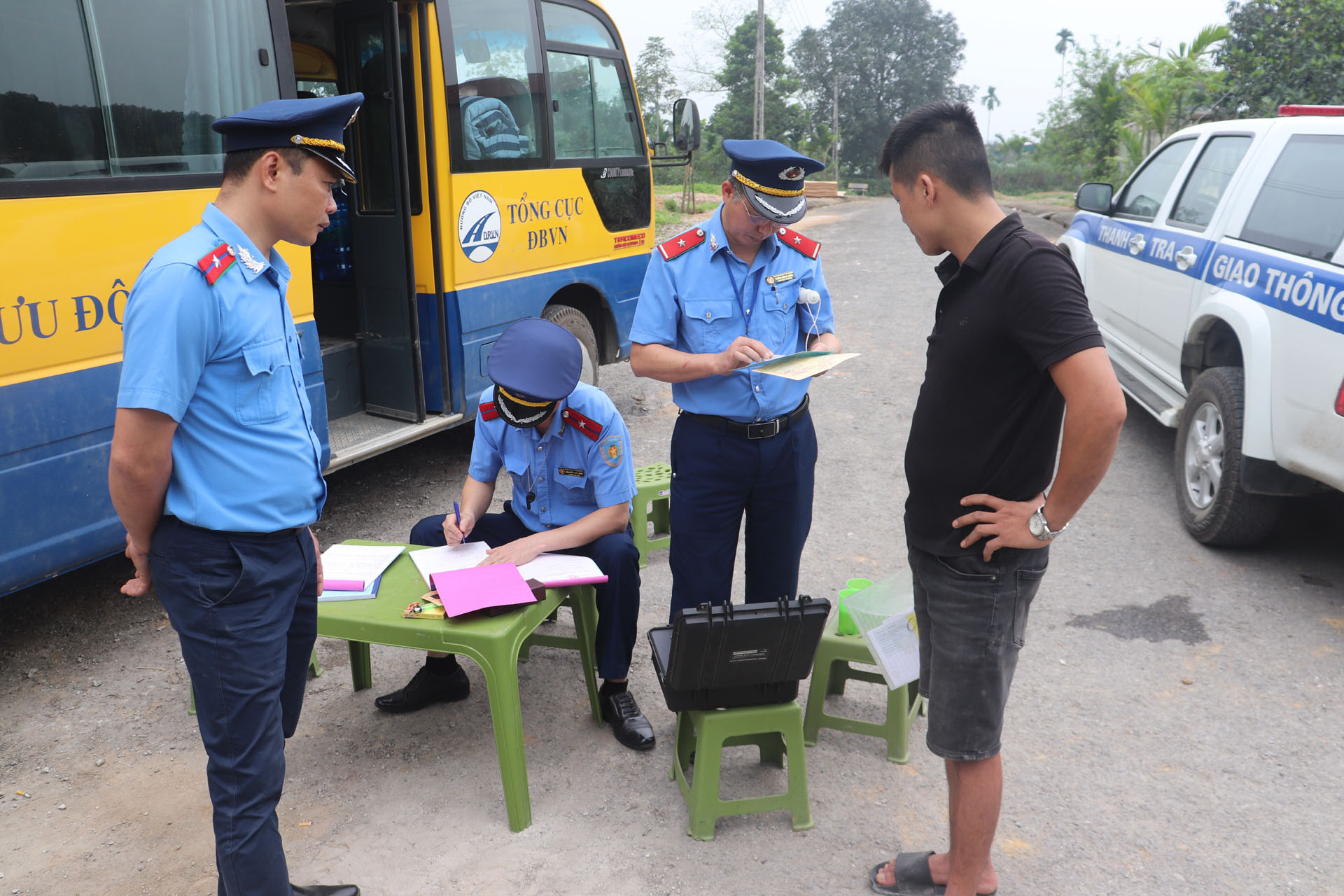 anh 3 xe qua tai.jpg