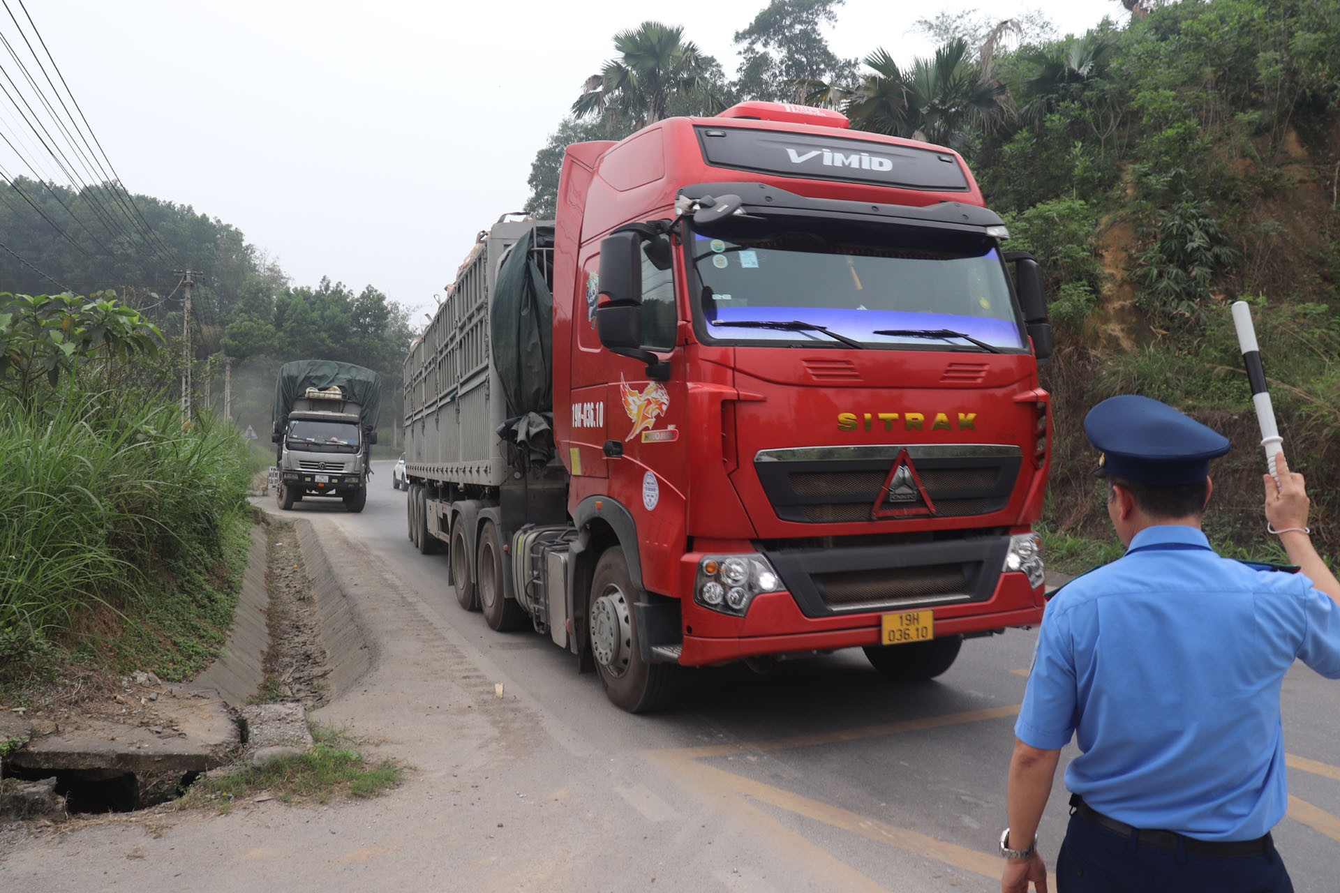 anh 4 xe qua tai yen bai.jpg