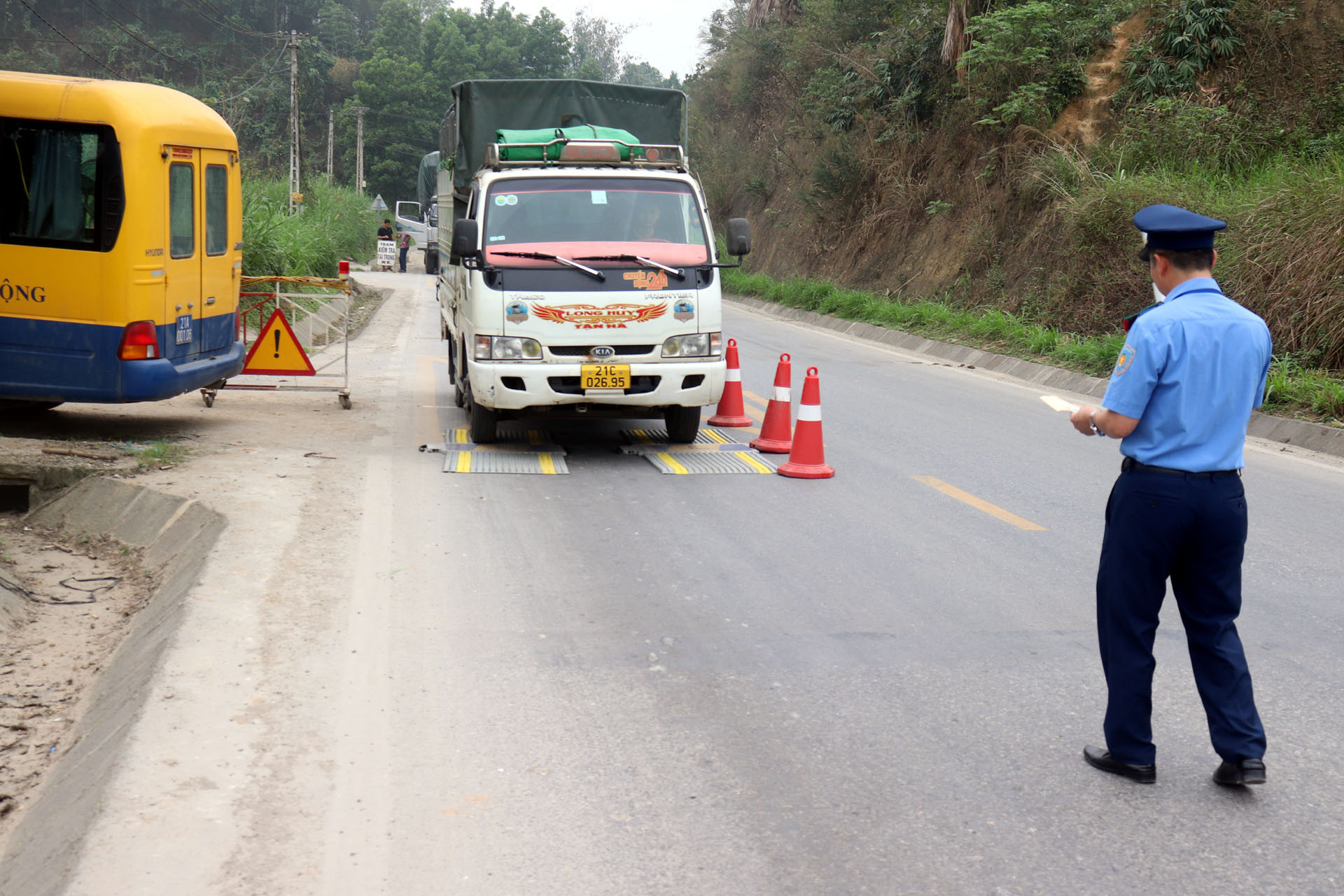 anh 5 xe qua tai.jpg