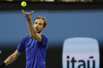 Daniil Medvedev tranh vé chung kết Miami Open với Sinner