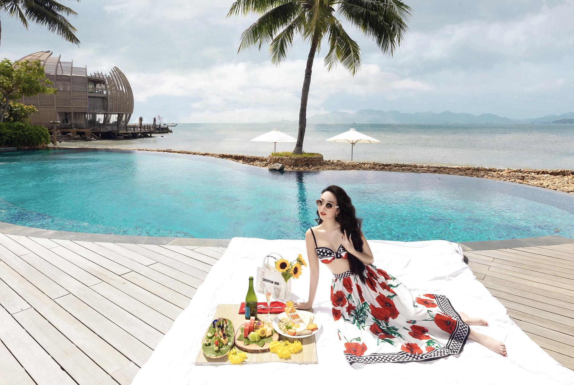 Du khách TP.HCM đi trốn nóng, ở phòng 33 triệu đồng, dã ngoại trên 'bè nổi 5 sao'