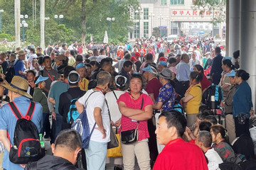 Khách Trung Quốc chen chân nhập cảnh qua cửa khẩu Móng Cái du lịch Việt Nam