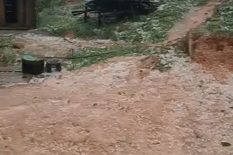 Mưa đá rơi dày đặc ở nhiều huyện miền núi Nghệ An