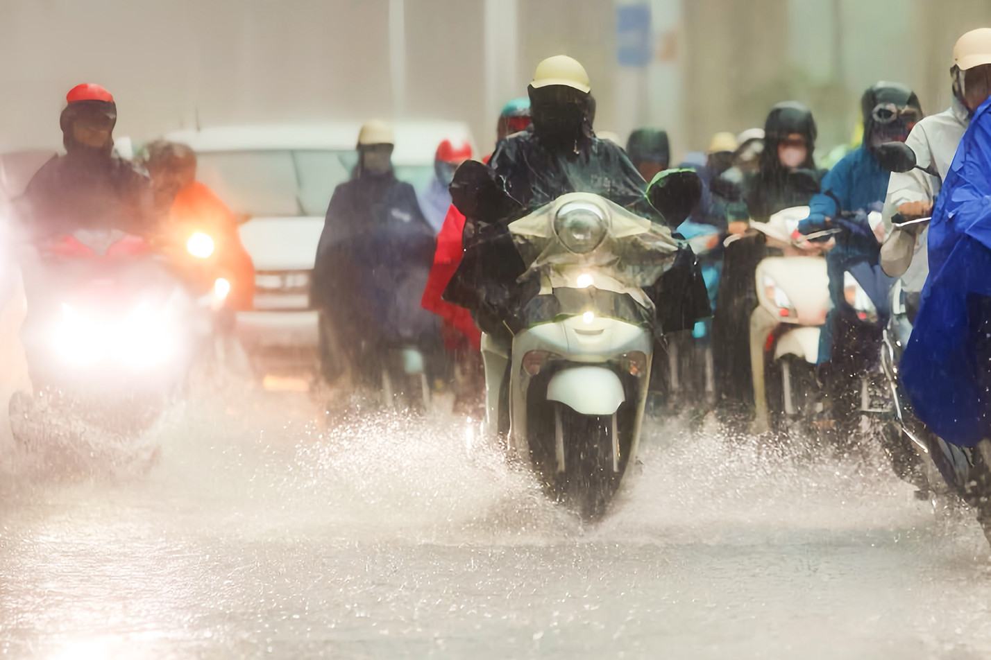 Mưa giông khắp miền Bắc, có thể xuất hiện lốc sét, mưa đá và gió giật mạnh