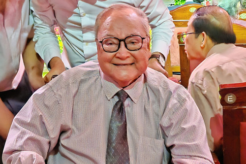 NSND Hùng Minh 94 tuổi: Nhận quả ngọt cuối đời, biết ơn vợ kém 30 tuổi