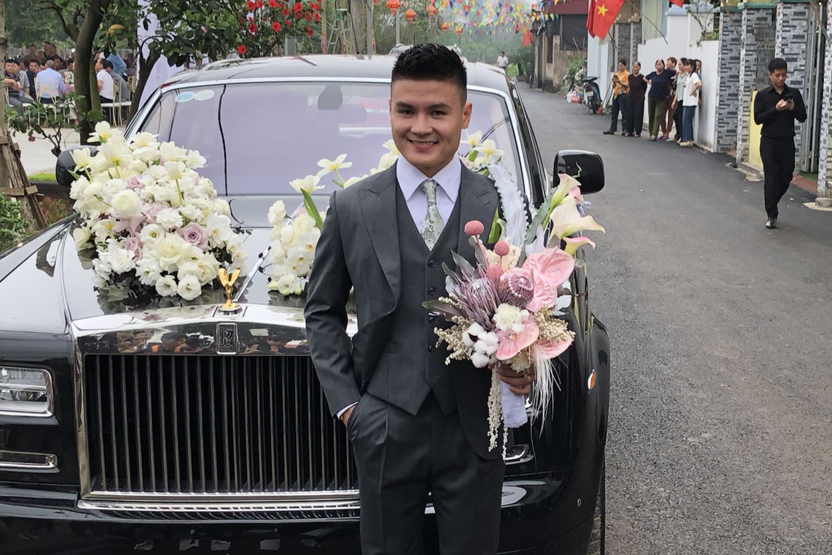 Quang Hải đi xe hoa 50 tỷ đồng đón cô dâu Chu Thanh Huyền
