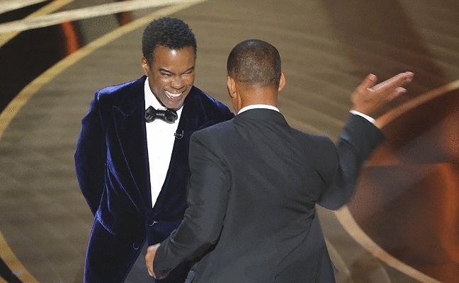 sao hollywood tranh cai nay lua ve cu dam cua will smith o oscar.gif