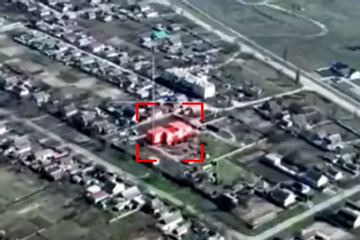 Video Ukraine nã bom dẫn đường chính xác vào sở chỉ huy quân Nga ở Kherson