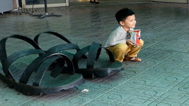 Choáng váng trước đôi dép cao su 'khổng lồ' được làm từ lốp xe lu