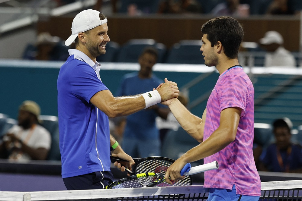 Miami Open 2024: &apos;Tiểu Federer&apos; hạ Carlos Alcaraz ở tứ bán kết