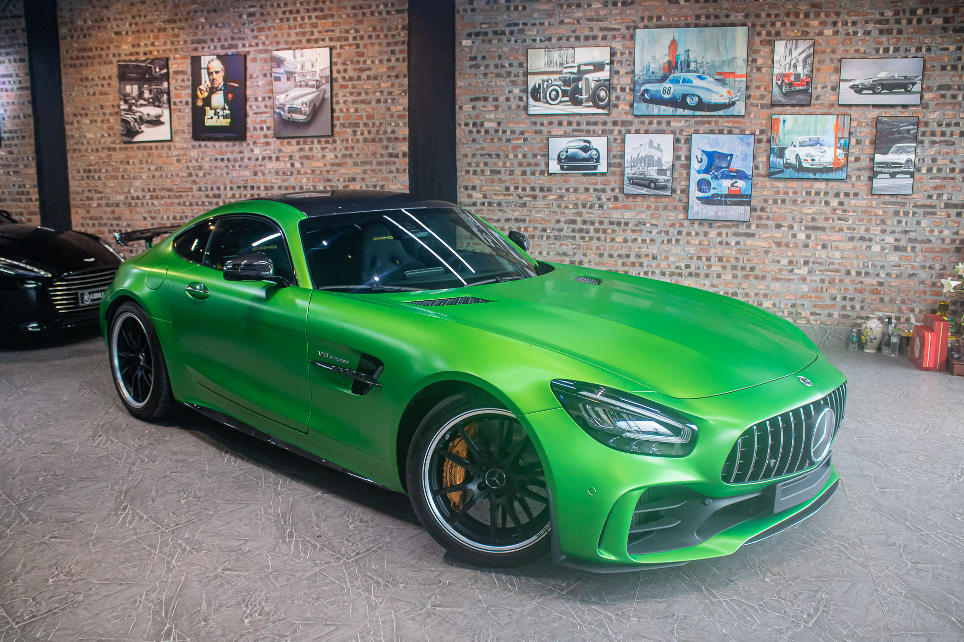 Lý do siêu xe Mercedes-AMG GT R nhập tư nhân đắt hơn chính hãng tới 4 tỷ đồng