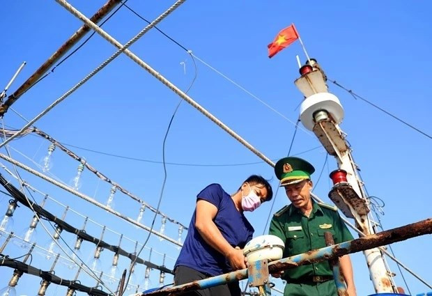 Japan installs LED lights for fishing vessels in Quang Tri, Society