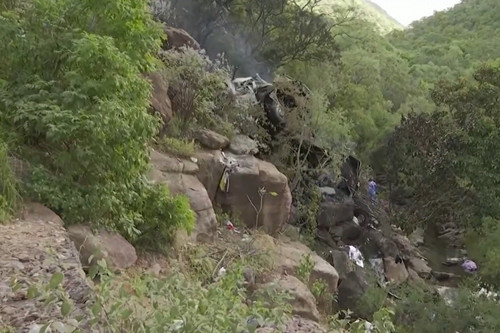 Xe buýt lao xuống khe núi ở Nam Phi, 45 người thiệt mạng