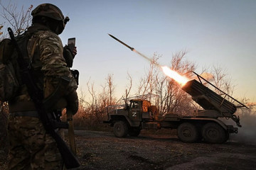 Xe tăng thứ 5 của Mỹ bị phá hủy ở Ukraine, máy bay quân sự Nga rơi ở Crưm