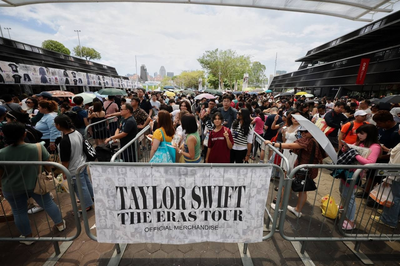 50.000 khán giả đội mưa, trải bạt chờ 3 tiếng để nhìn mặt Taylor Swift
