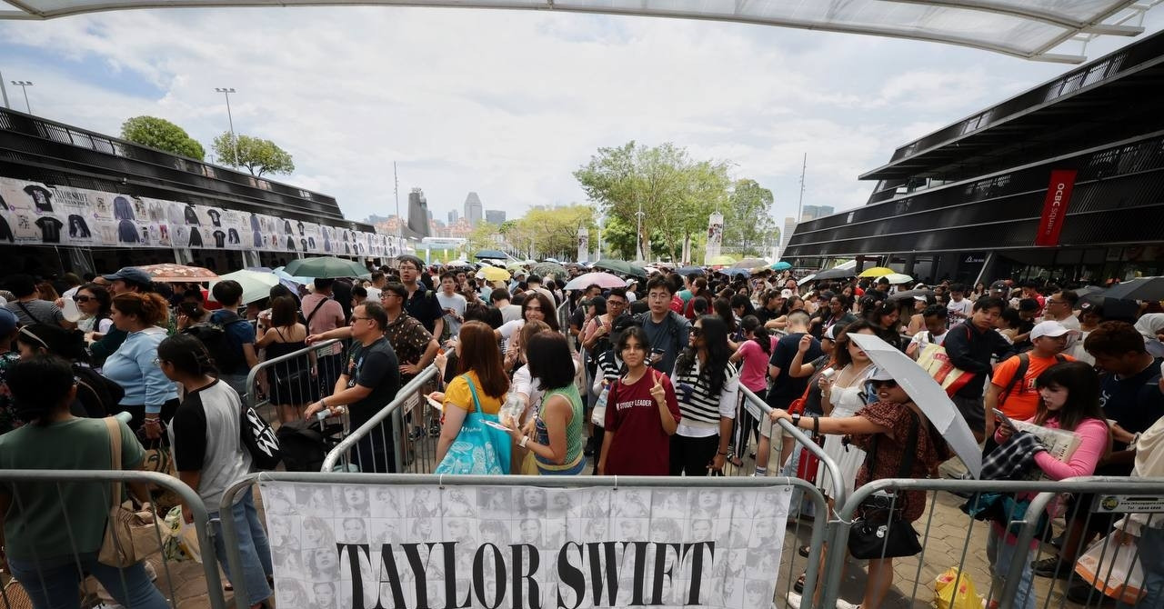 View - 50.000 khán giả đội mưa, trải bạt chờ 3 tiếng để nhìn mặt Taylor Swift
