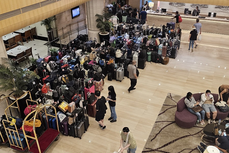 View - 50.000 khán giả đội mưa, trải bạt chờ 3 tiếng để nhìn mặt Taylor Swift