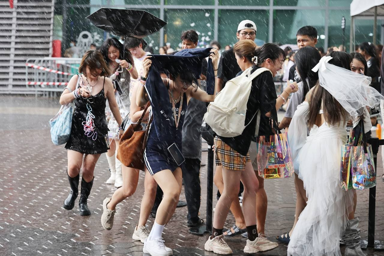 View - 50.000 khán giả đội mưa, trải bạt chờ 3 tiếng để nhìn mặt Taylor Swift