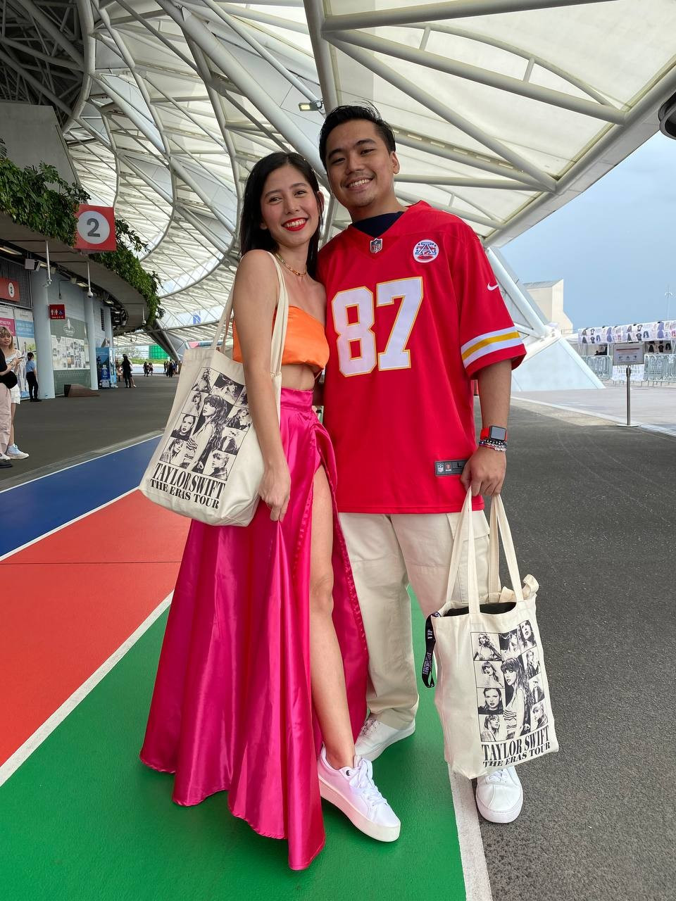 View - 50.000 khán giả đội mưa, trải bạt chờ 3 tiếng để nhìn mặt Taylor Swift