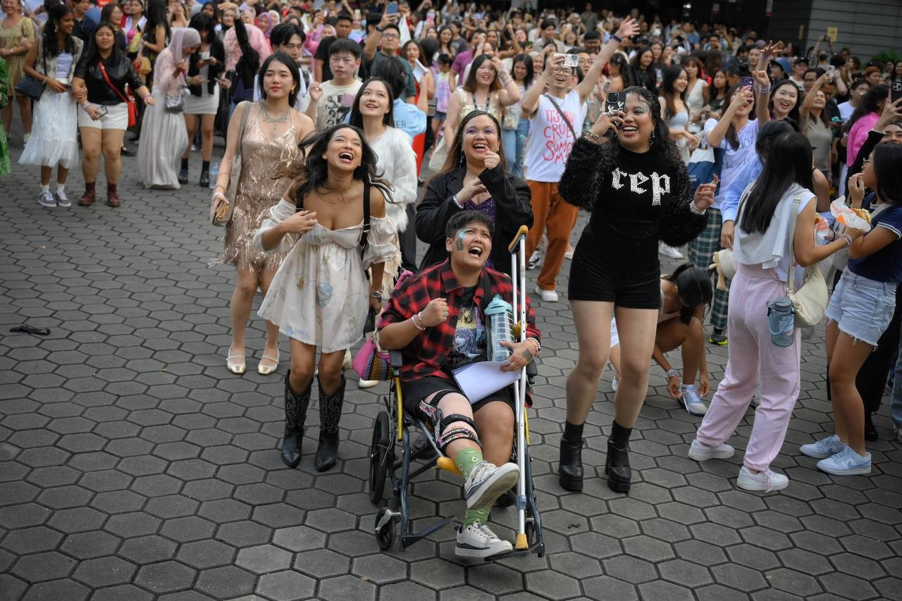 View - 50.000 khán giả đội mưa, trải bạt chờ 3 tiếng để nhìn mặt Taylor Swift