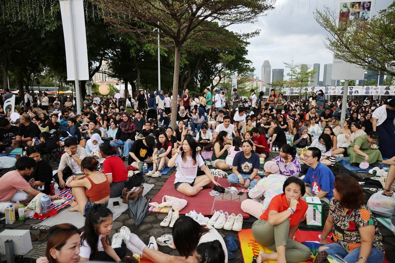 View - 50.000 khán giả đội mưa, trải bạt chờ 3 tiếng để nhìn mặt Taylor Swift