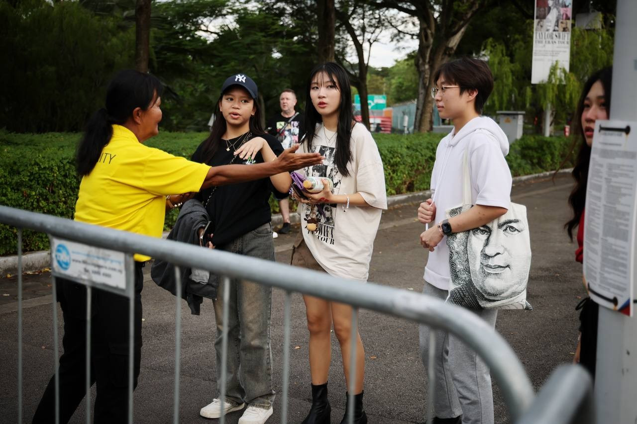 View - 50.000 khán giả đội mưa, trải bạt chờ 3 tiếng để nhìn mặt Taylor Swift