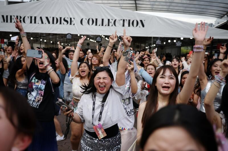 View - 50.000 khán giả đội mưa, trải bạt chờ 3 tiếng để nhìn mặt Taylor Swift