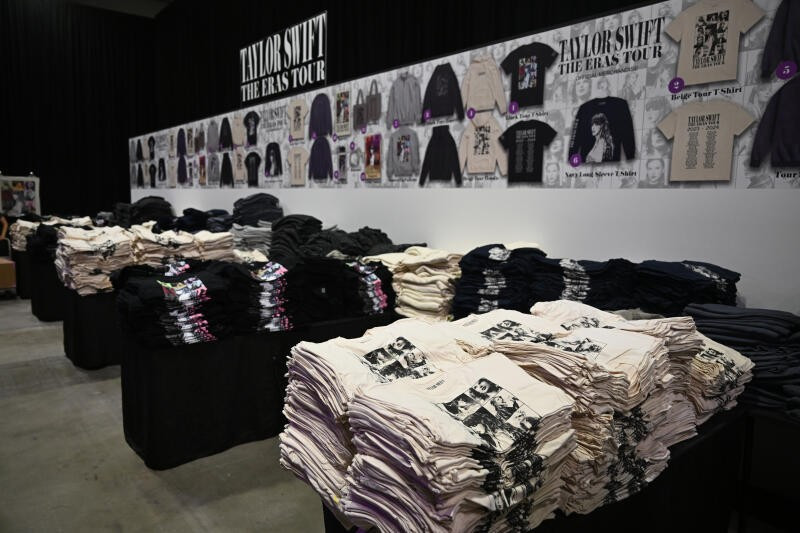 View - 50.000 khán giả đội mưa, trải bạt chờ 3 tiếng để nhìn mặt Taylor Swift