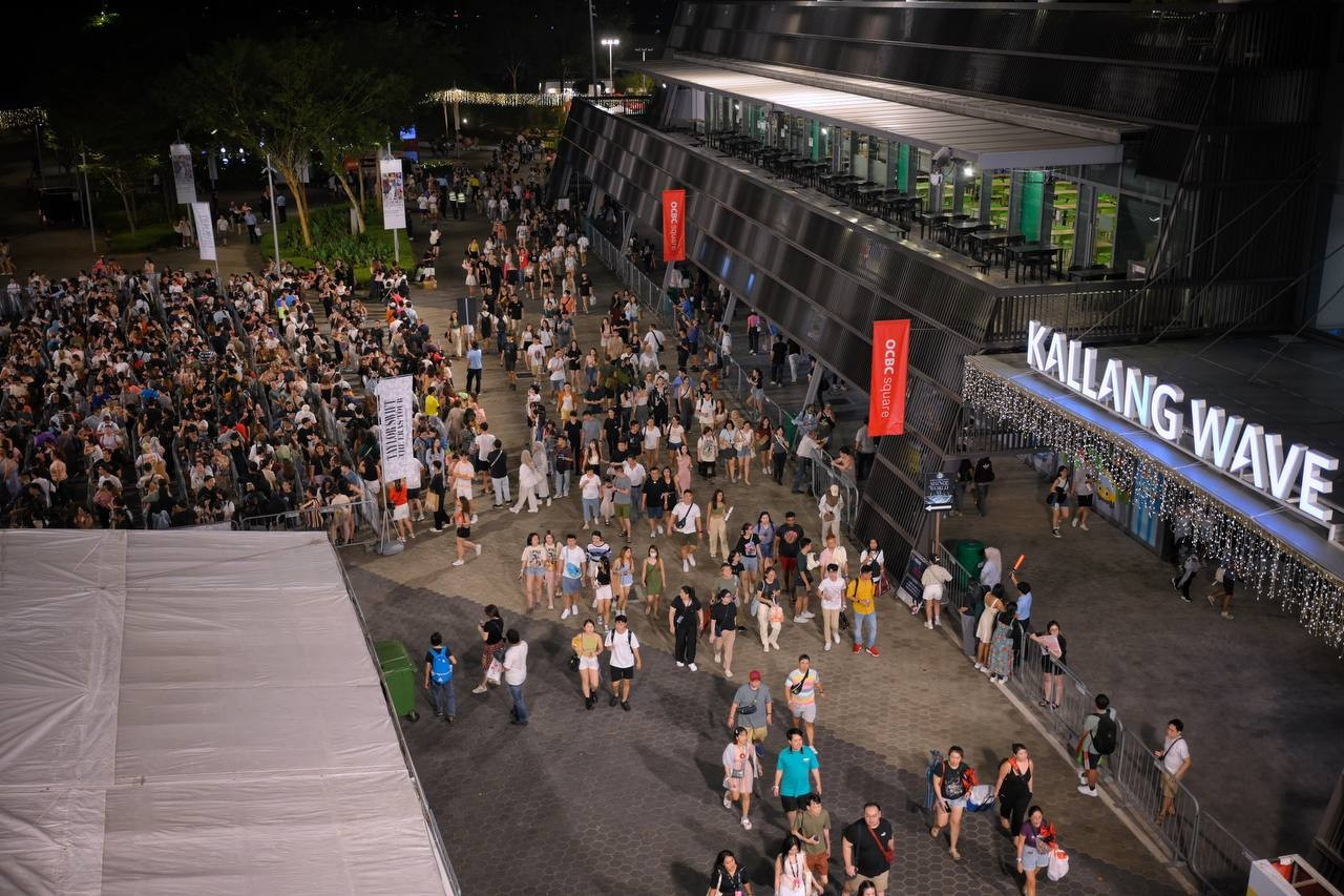 View - 50.000 khán giả đội mưa, trải bạt chờ 3 tiếng để nhìn mặt Taylor Swift