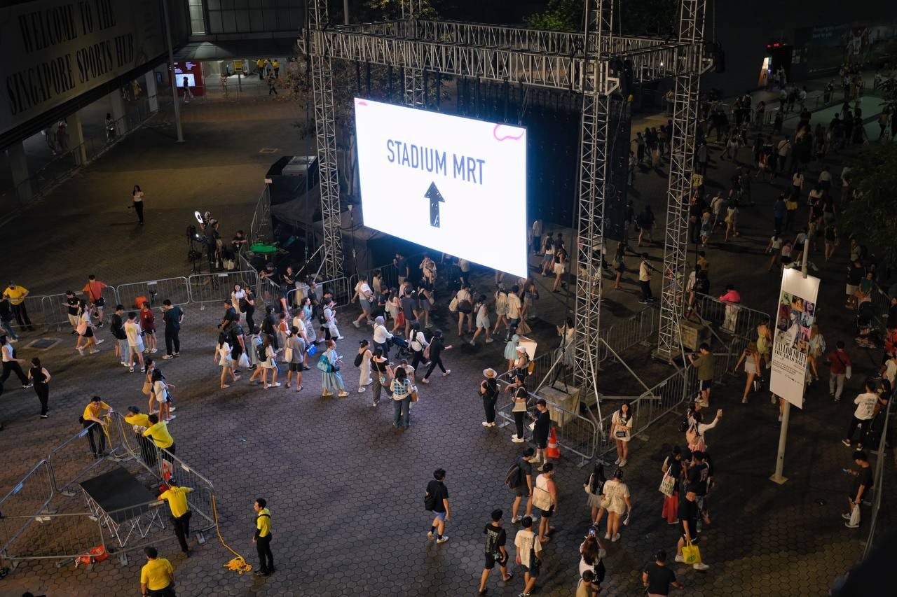 View - 50.000 khán giả đội mưa, trải bạt chờ 3 tiếng để nhìn mặt Taylor Swift